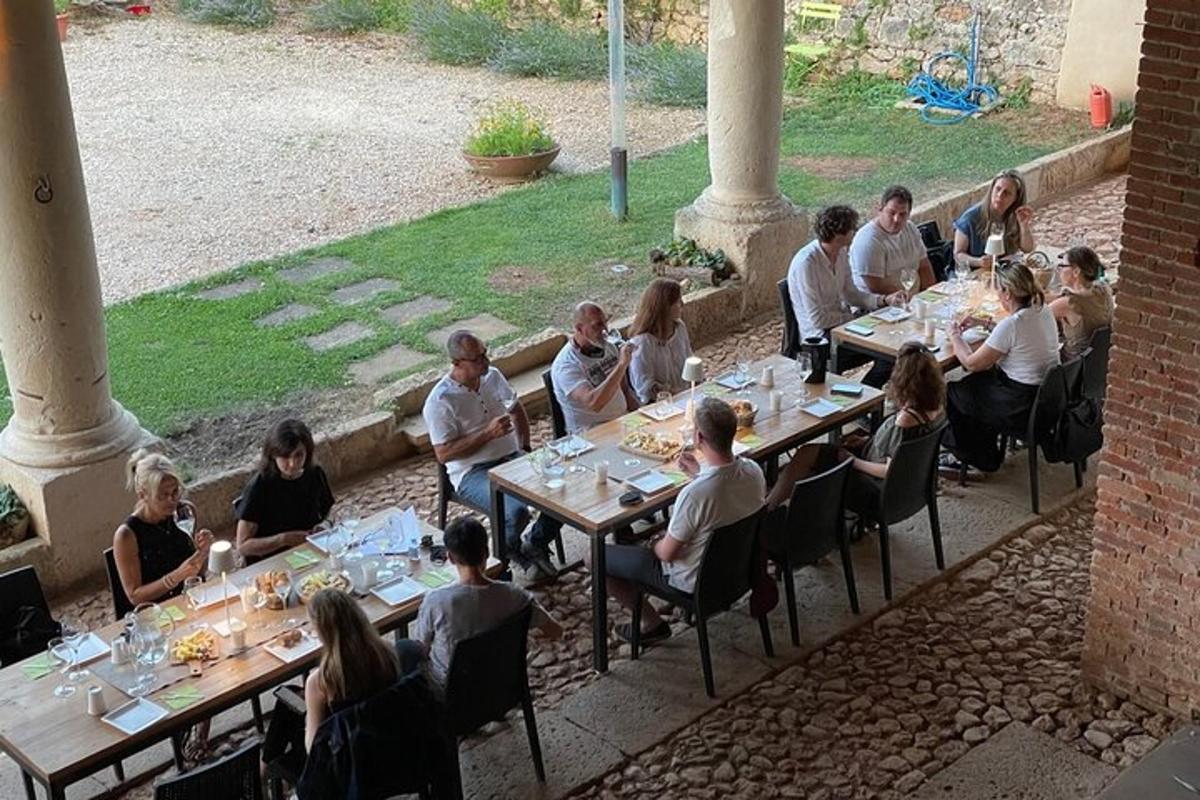 um grupo de pessoas sentadas às mesas de um restaurante