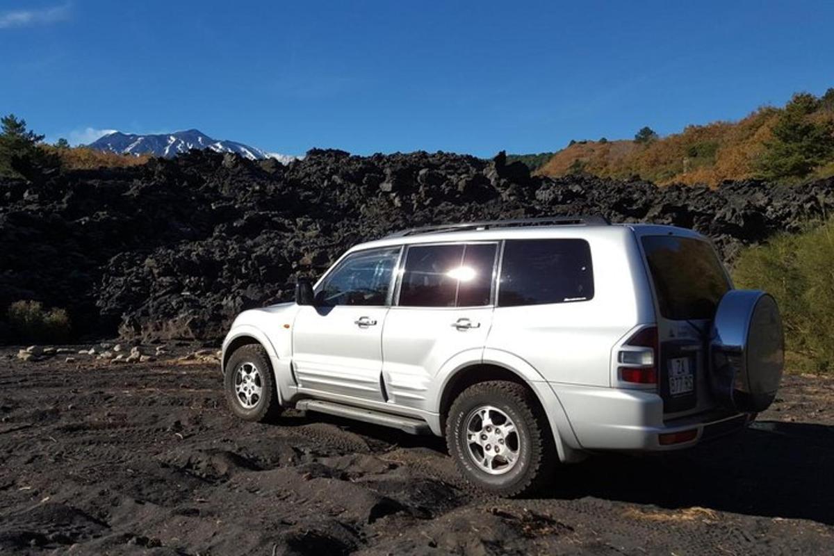 un SUV alb parcat pe un drum de pământ