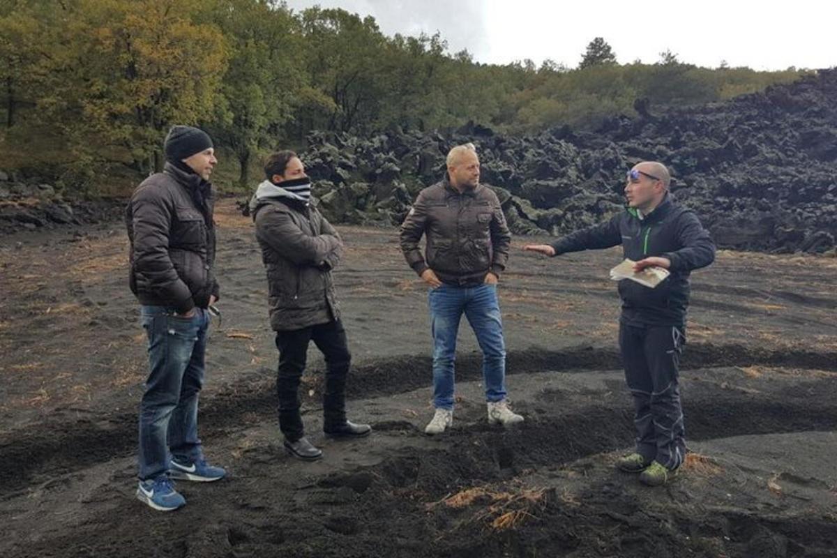 grupp mehi seisab põllul