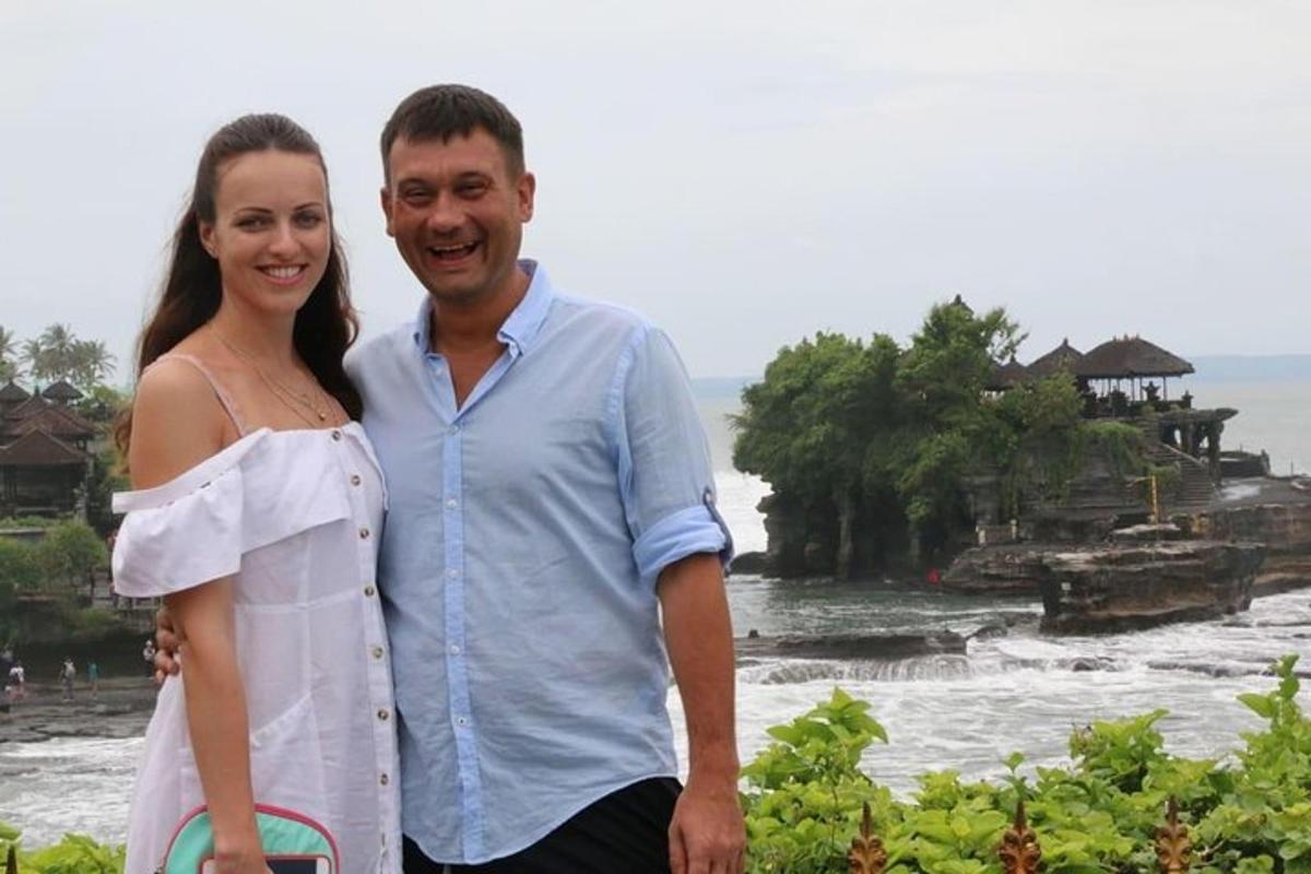muž a žena stojící před oceánem