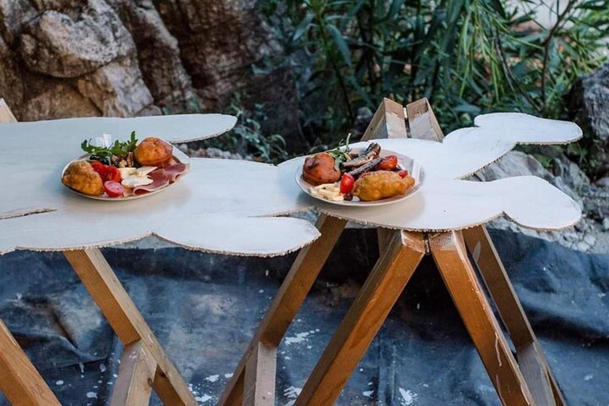 due tavoli con sopra piatti di cibo