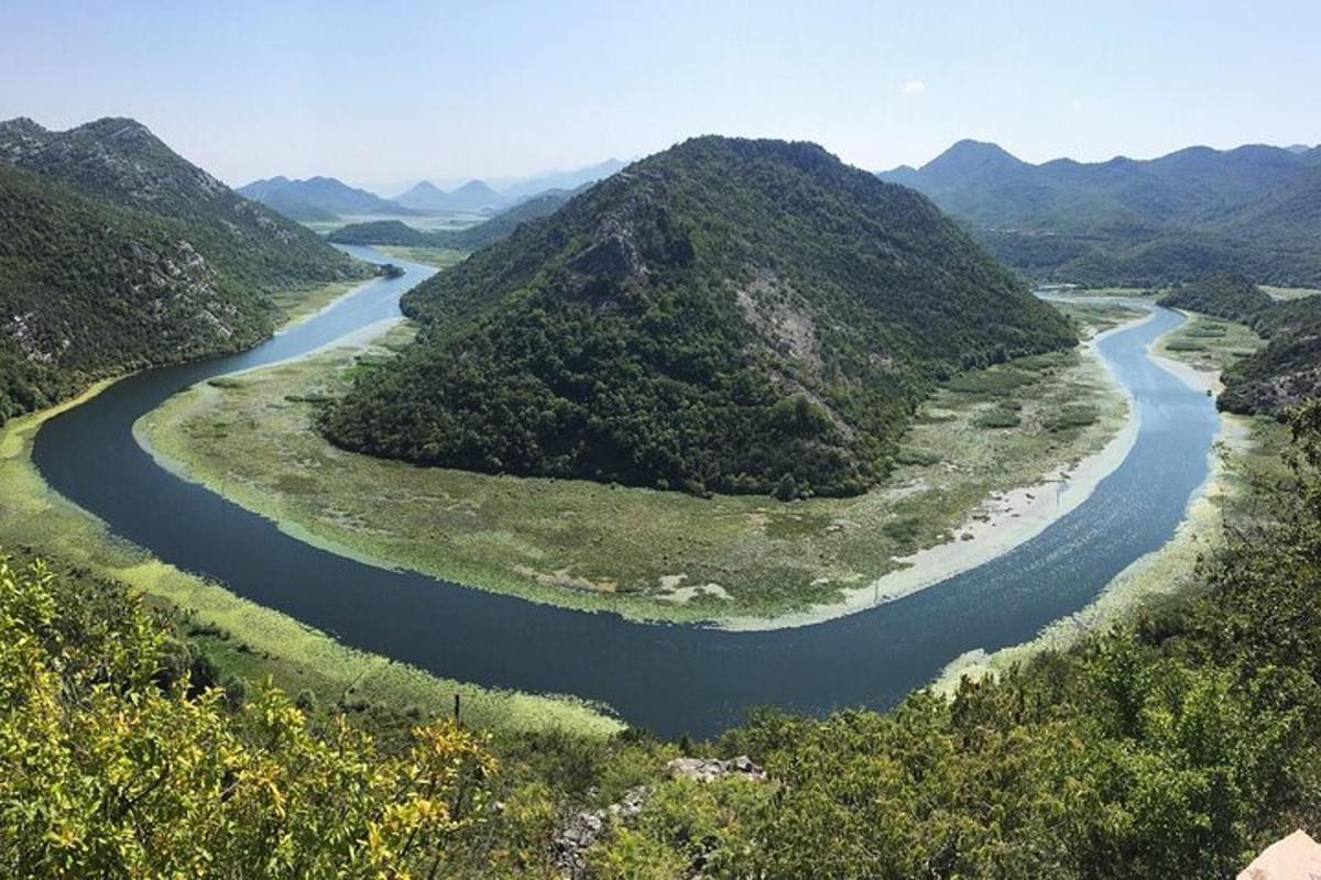 Въздушен изглед на река между две планини