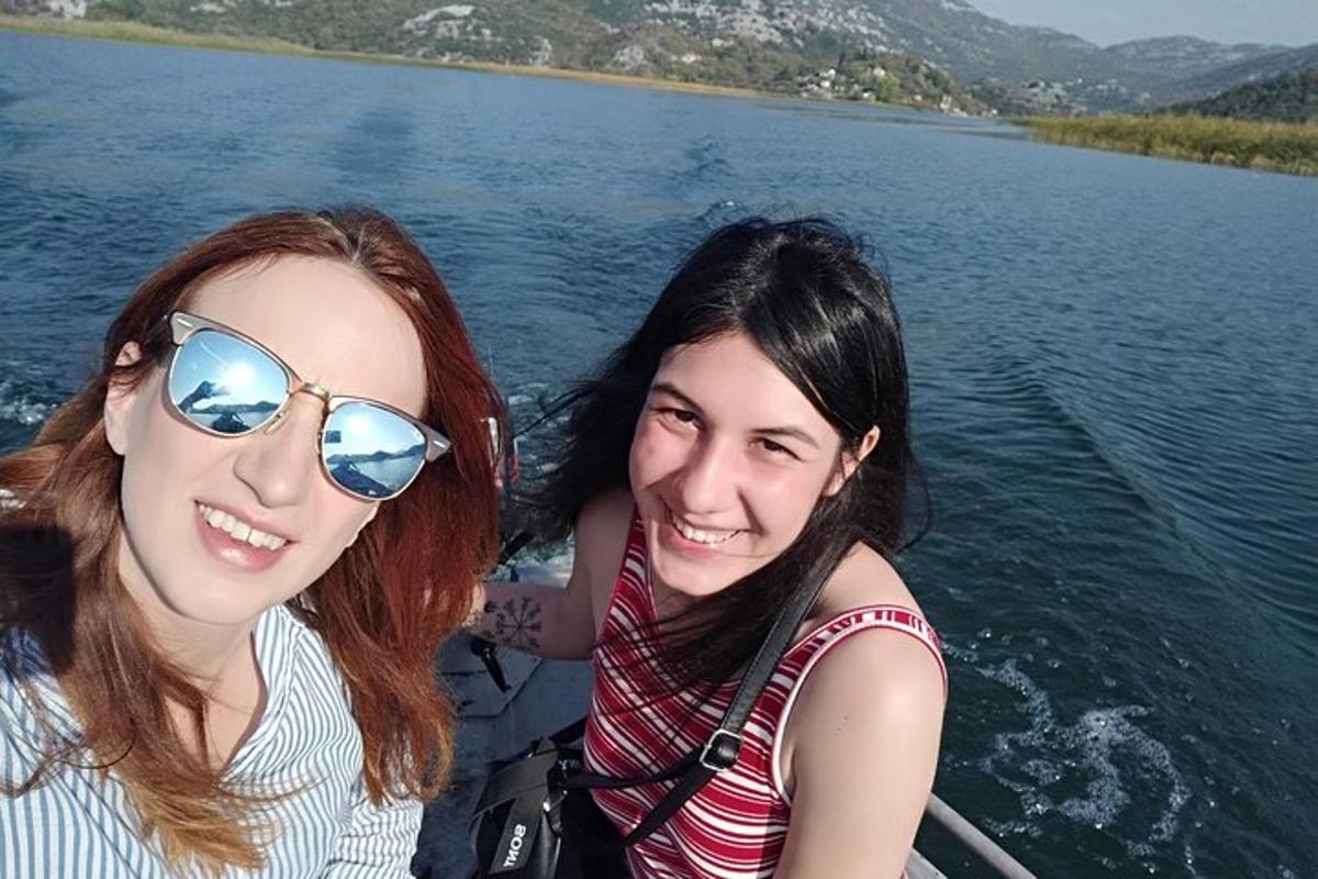 due giovani donne su una barca su un lago
