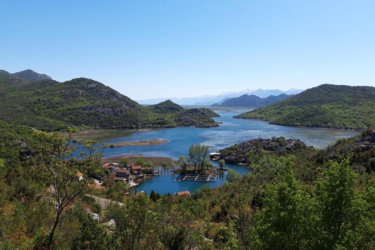 una vista aerea di un lago con montagne