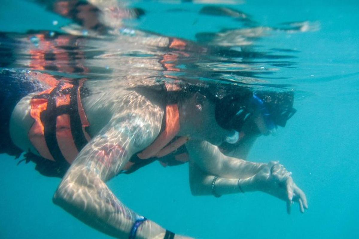 una donna sta nuotando nell'acqua