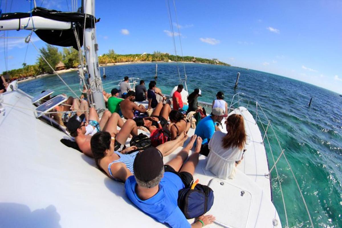 un gruppo di persone su una barca in acqua