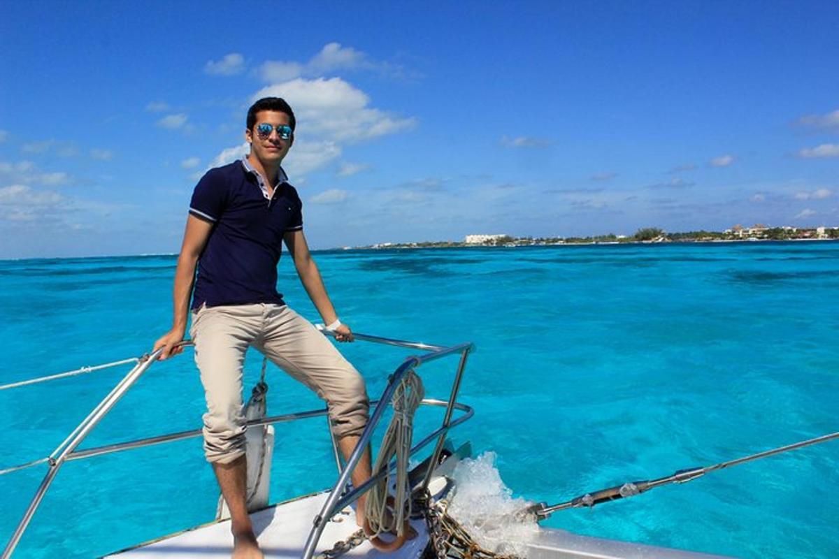 un uomo in piedi sulla prua di una barca in acqua