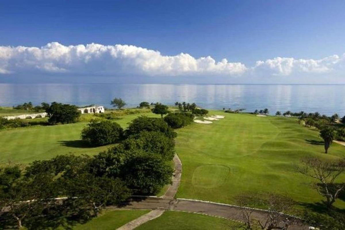 Letecký pohled na golfové hřiště u oceánu