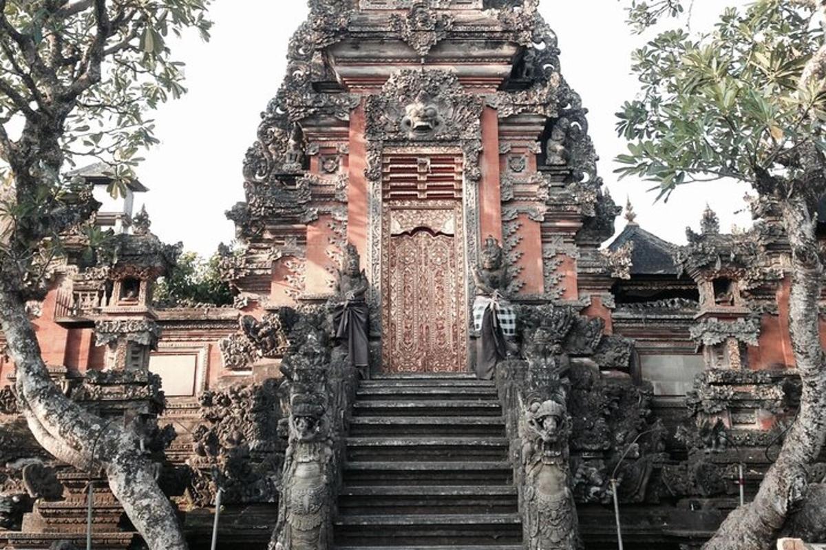 một tòa nhà có cầu thang dẫn lên lối vào
