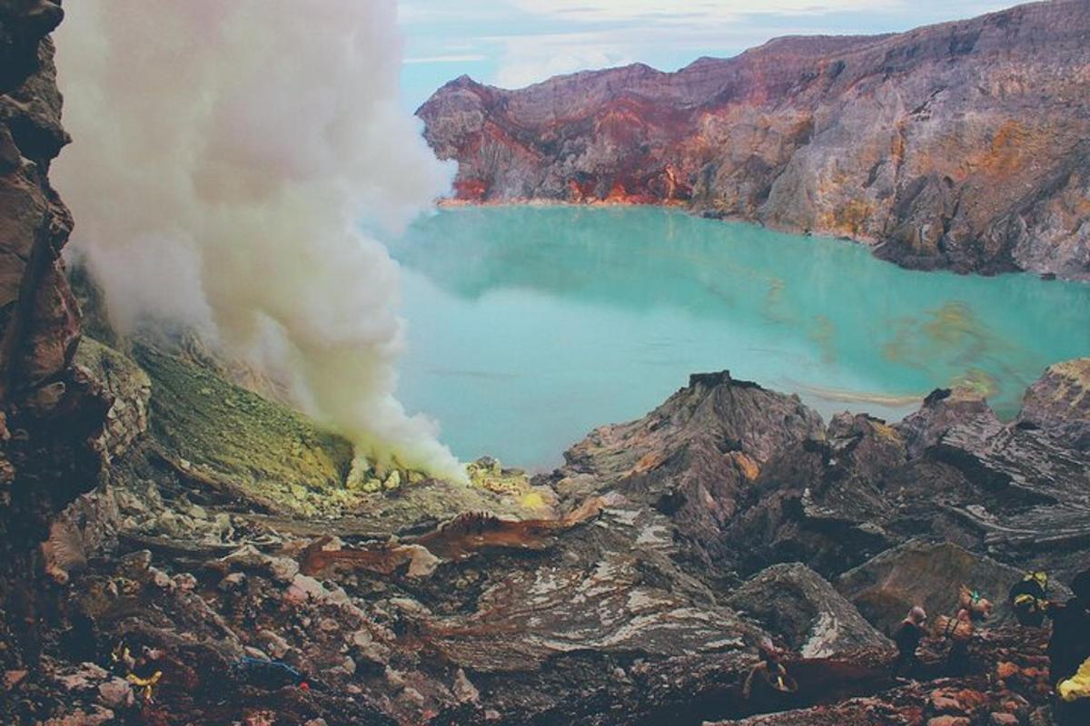 Una vista aérea de un géiser con un cuerpo de agua.
