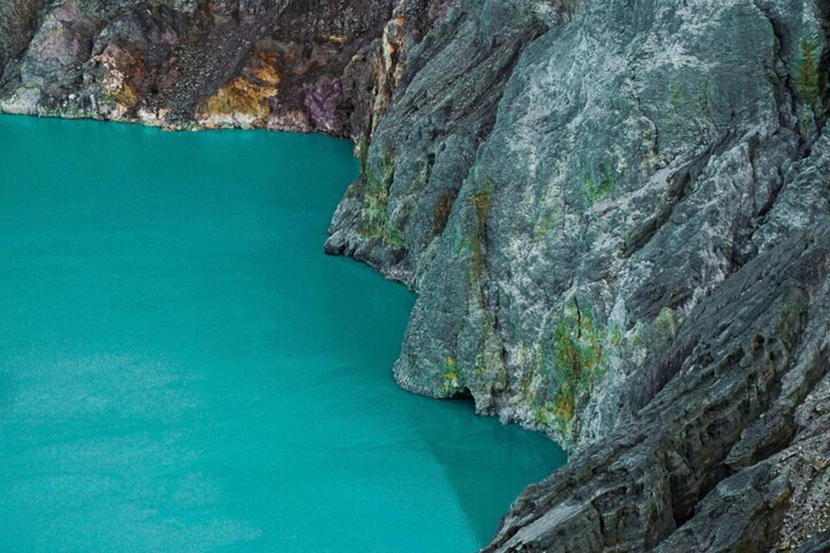 una gran masa de agua en una montaña rocosa