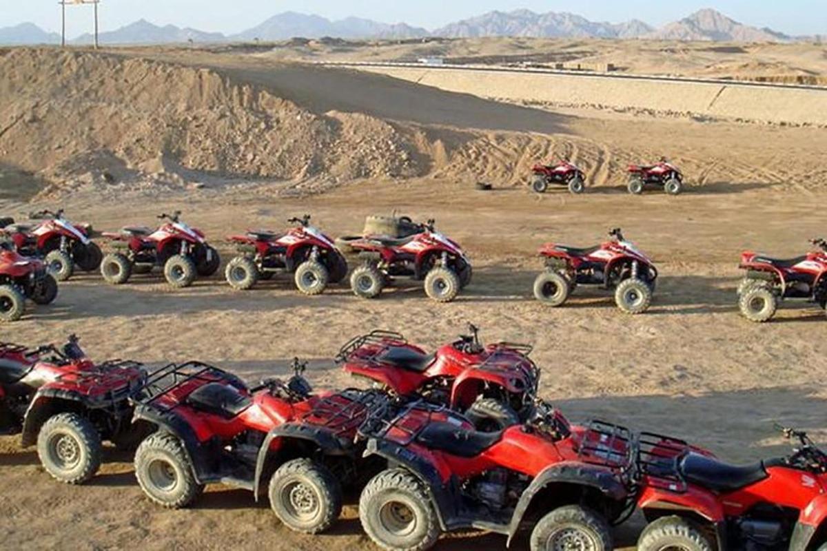 un gruppo di quad parcheggiati nel deserto