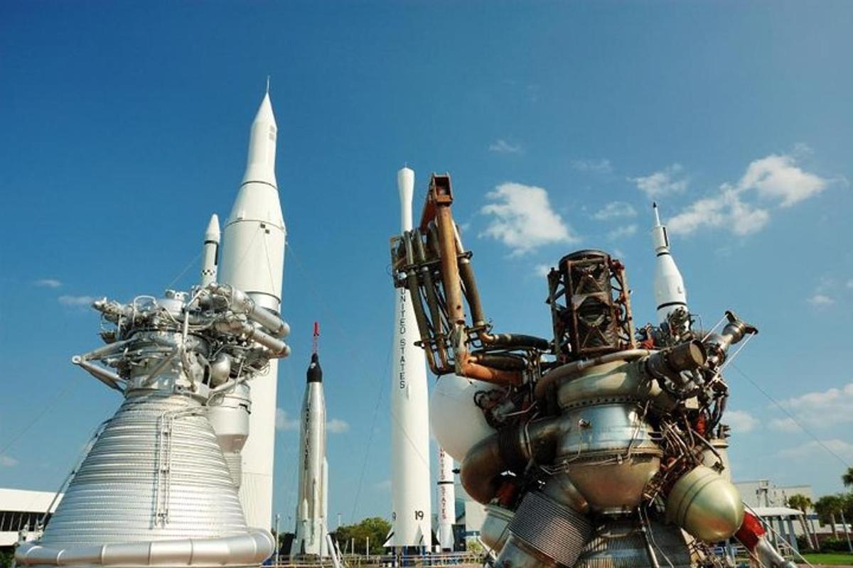 スペースシャトルの前にあるスーツを着た男性の像