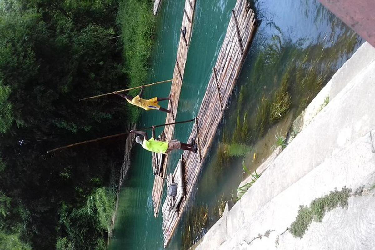 due persone sono in piedi su una recinzione vicino all'acqua