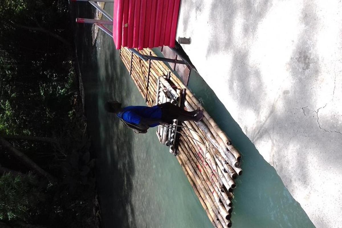 seorang lelaki sedang berdiri di atas dinding