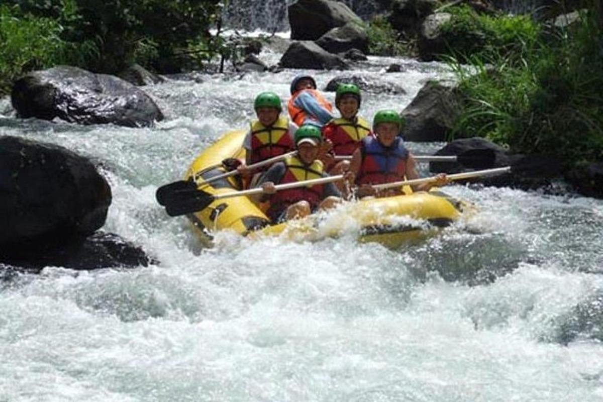 un gruppo di persone su una zattera in un fiume