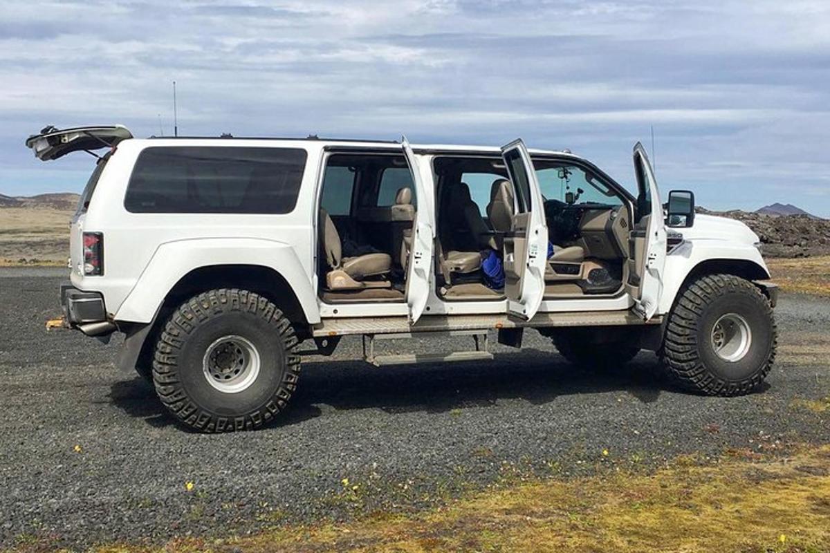 Hvítur jeppi með opnar dyrnar í eyðimörkinni