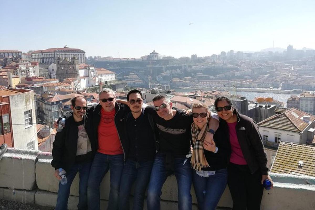 grupp inimesi poseerib pildi jaoks linna tipus