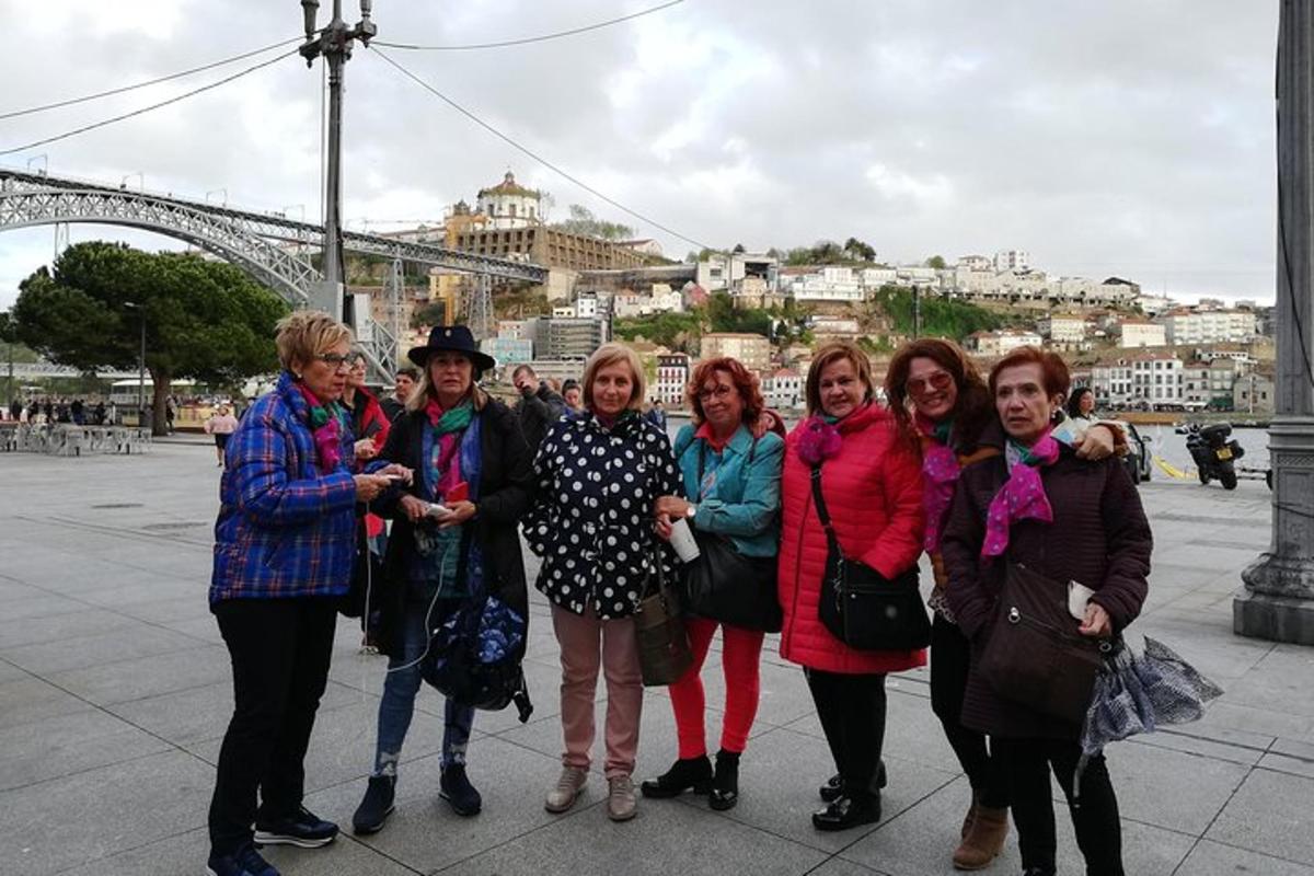 grupp naisi poseerib silla ees pildi jaoks