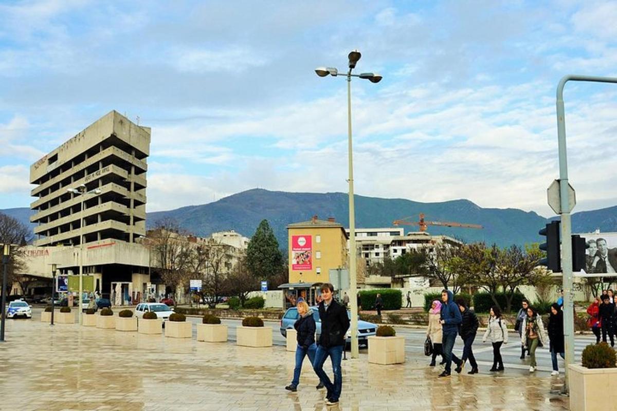 μια ομάδα ανθρώπων που περπατούν σε έναν δρόμο της πόλης