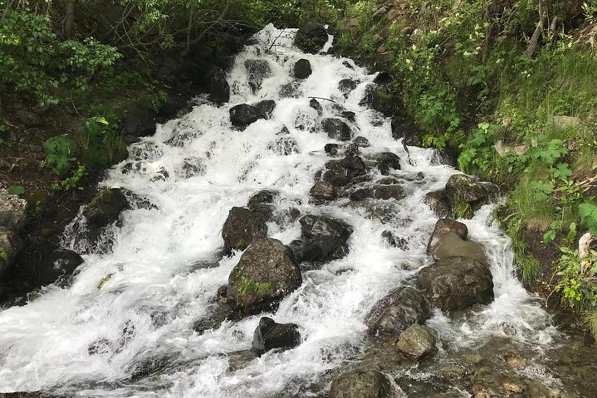vatnsstraumur sem streymir yfir steina í ánni
