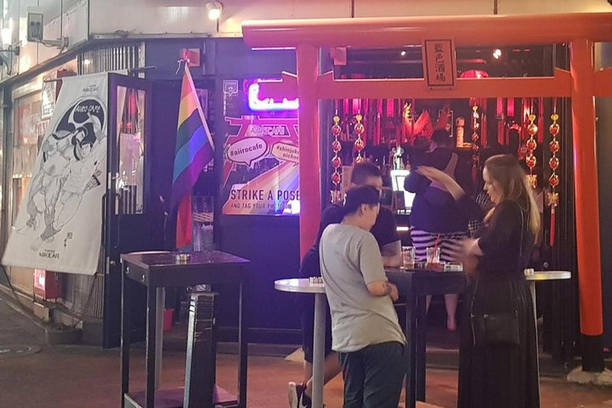 μια ομάδα ανθρώπων που στέκονται σε ένα μπαρ