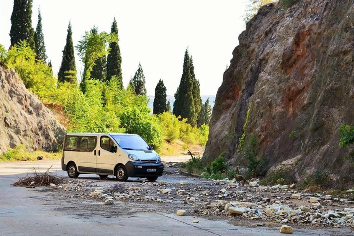 ένα μικρό βαν παρκαρισμένο στην πλαγιά ενός βουνού