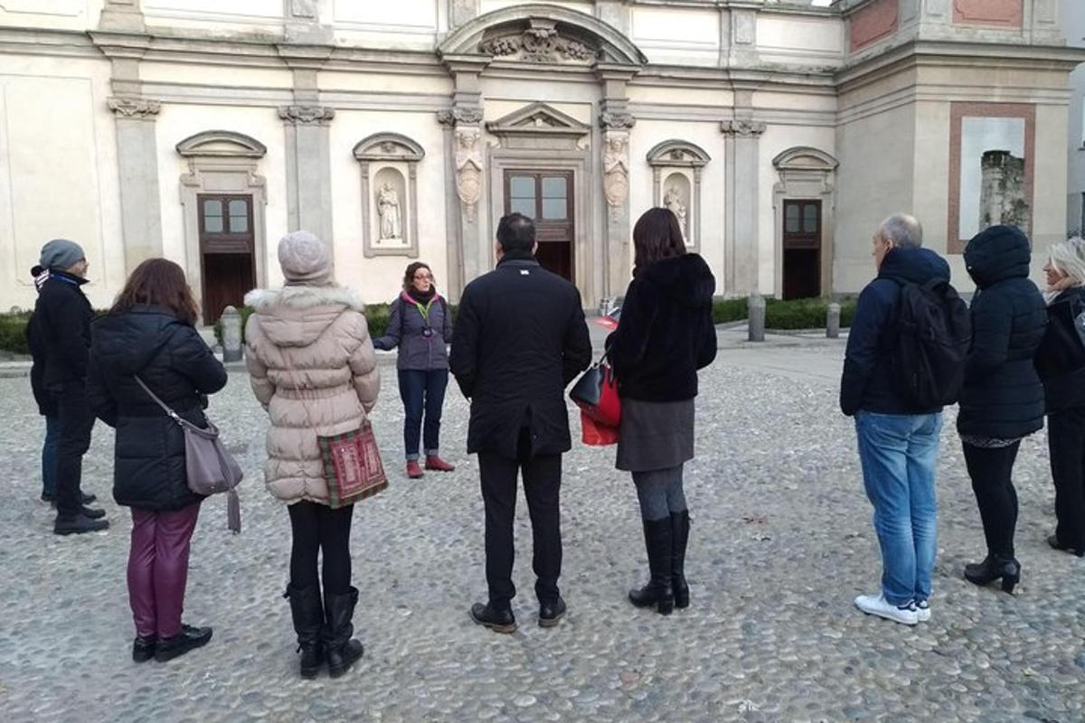 grupp inimesi, kes seisavad hoone ees