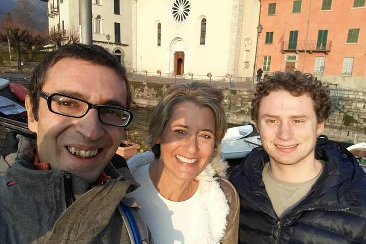 due uomini e una donna posano per una foto