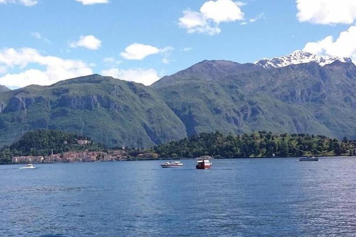 un grande specchio d'acqua con le montagne sullo sfondo