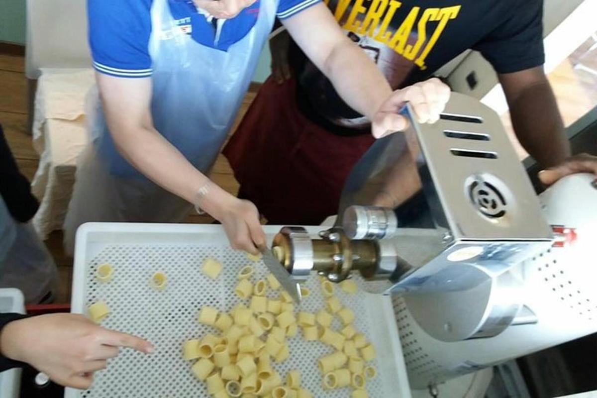 ジューサーで食べ物を切っている人々のグループ