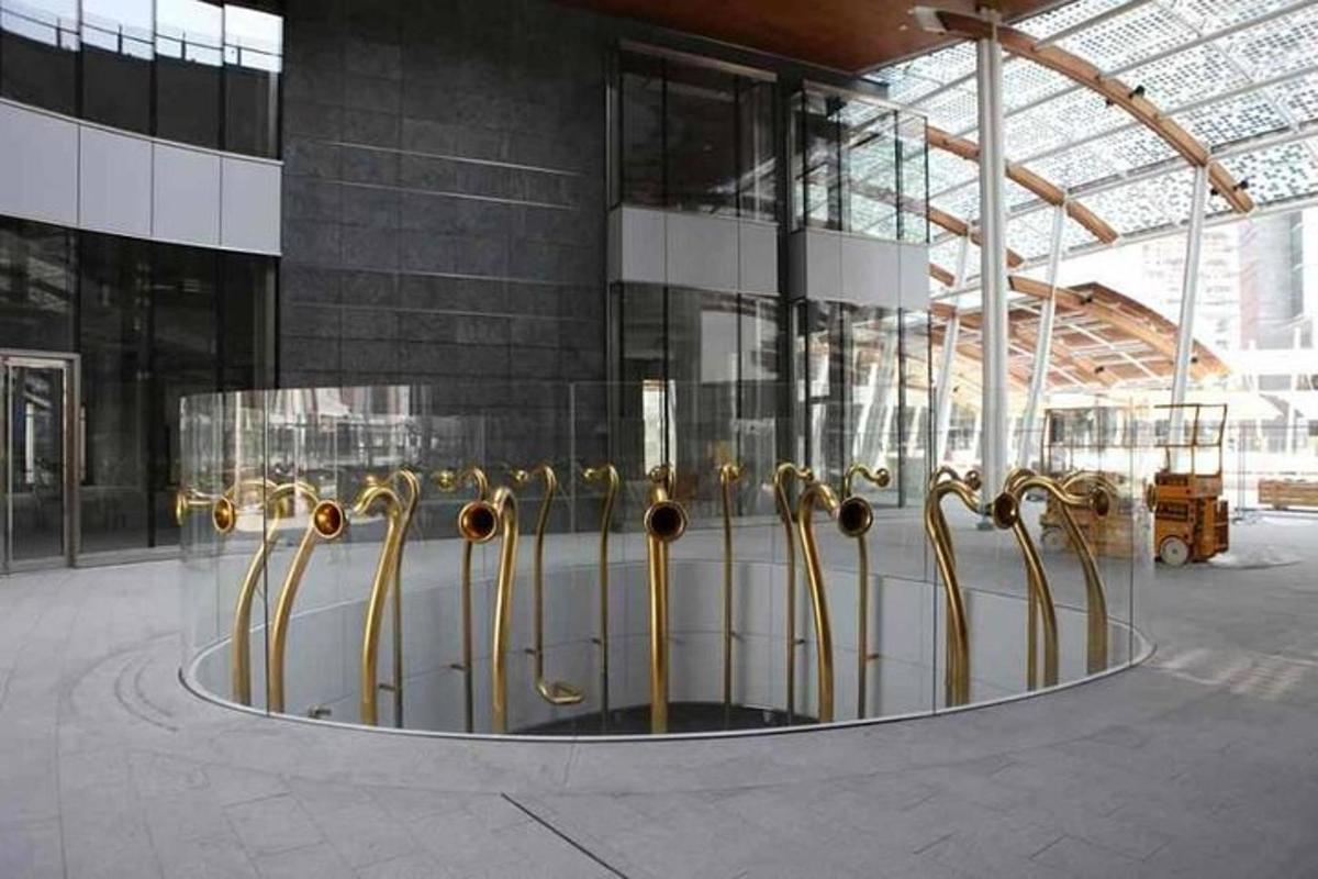 un grande edificio con un'esposizione di fronte
