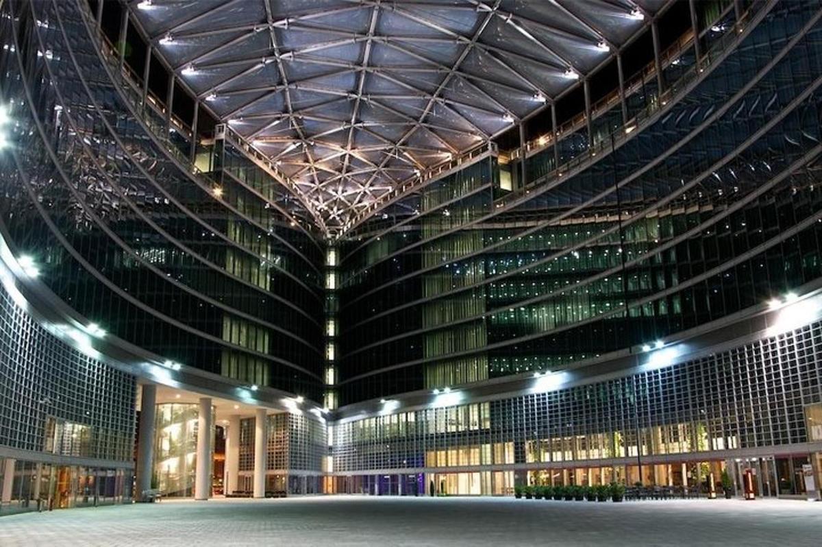 un grande edificio con molte finestre