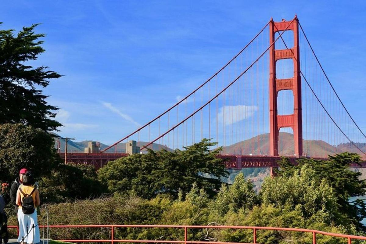 žena stojící před mostem Golden Gate