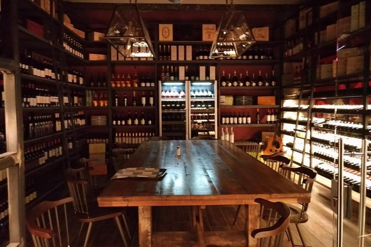 una stanza con un tavolo di legno in una cantina