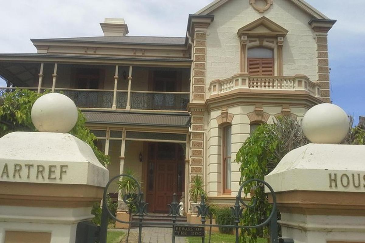 una grande casa con portico e balcone