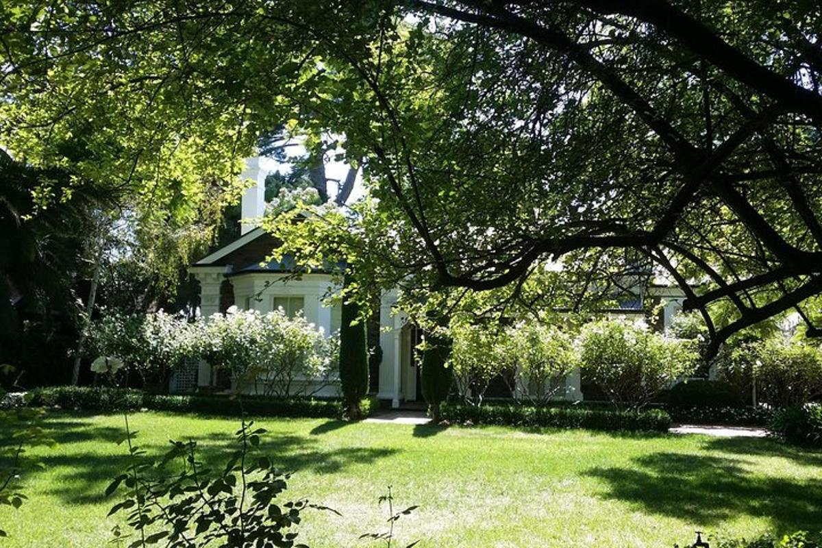 una casa bianca con un cortile con erba verde