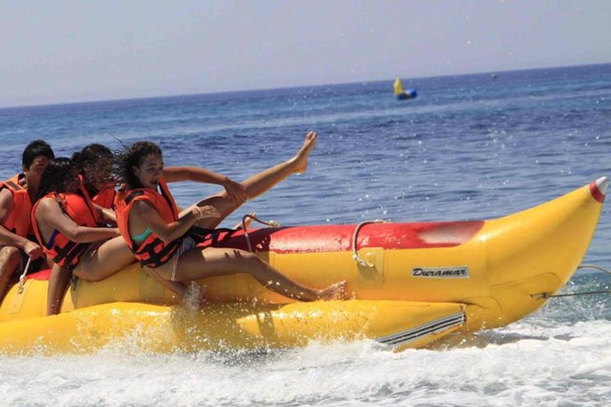 un grup de persones que viatgen en un vaixell banana a la platja