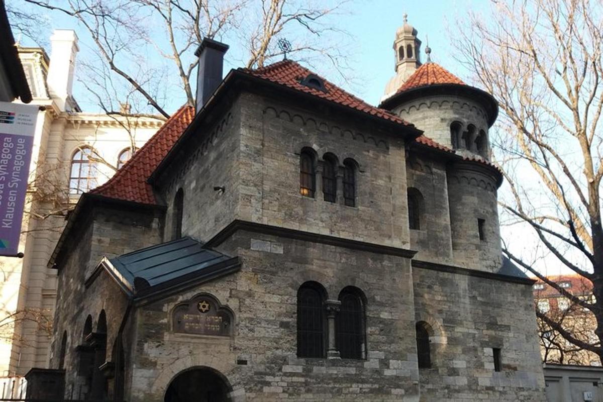 stará kamenná budova s hodinovou věží na vrcholu