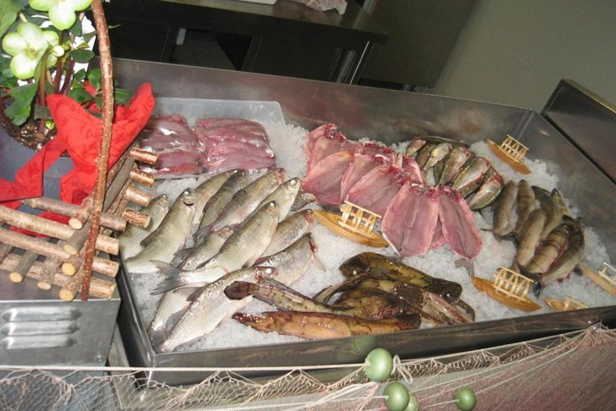 một đống cá trên khay trên bàn