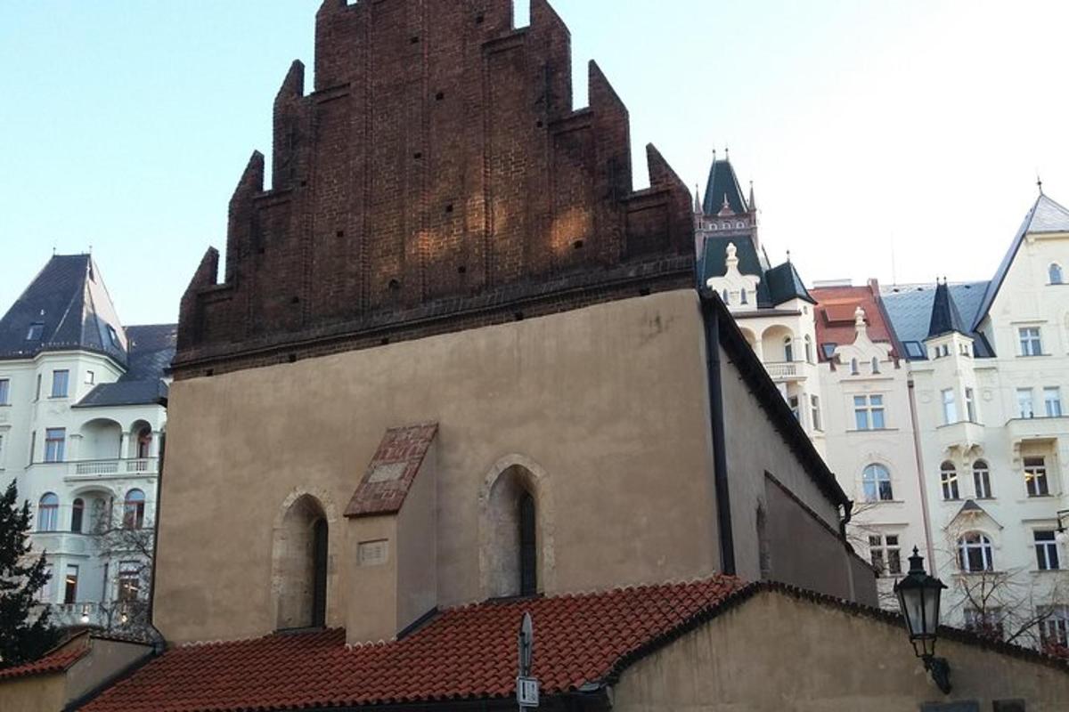 budova s rezavou střechou před budovami