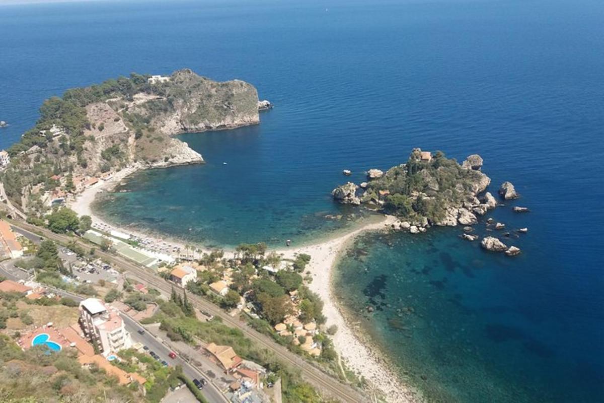 una vista aerea di una piccola isola nell'acqua