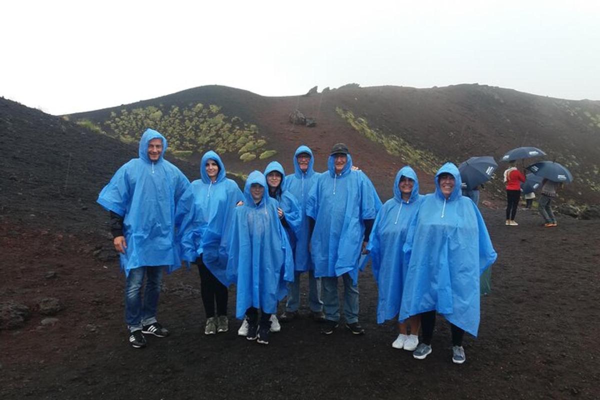 un gruppo di persone in abiti blu in piedi su una collina