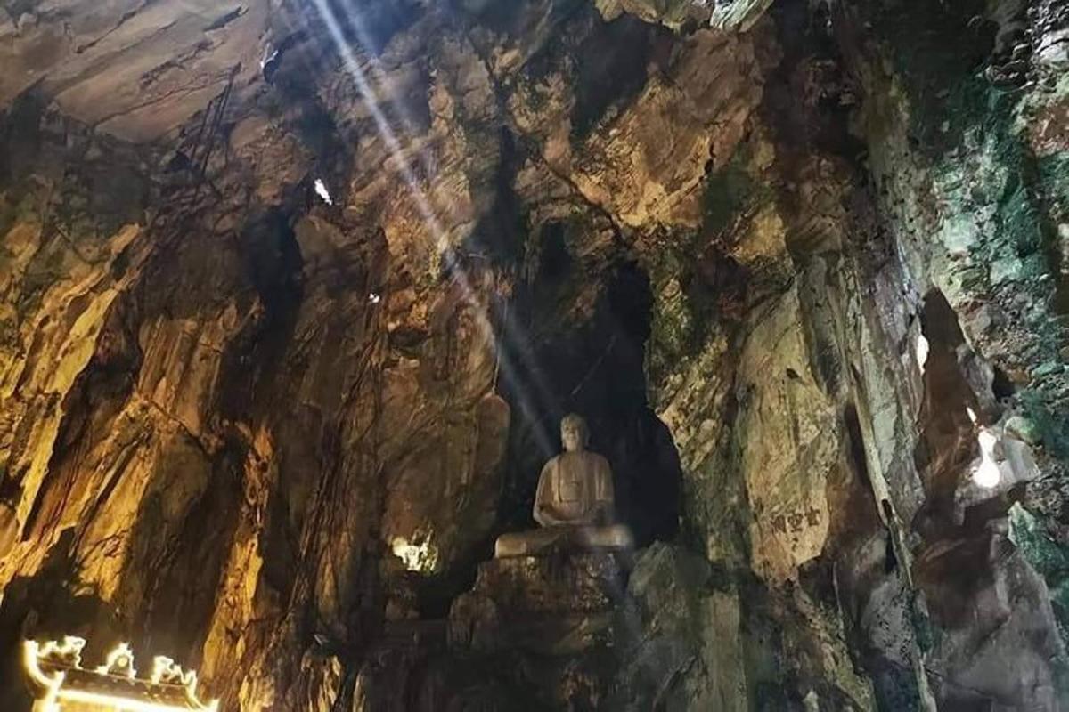 seorang buddha duduk di dalam gua meditasi