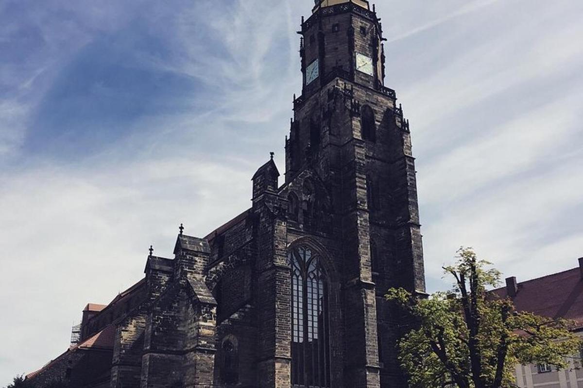 Una iglesia con una torre con un reloj.