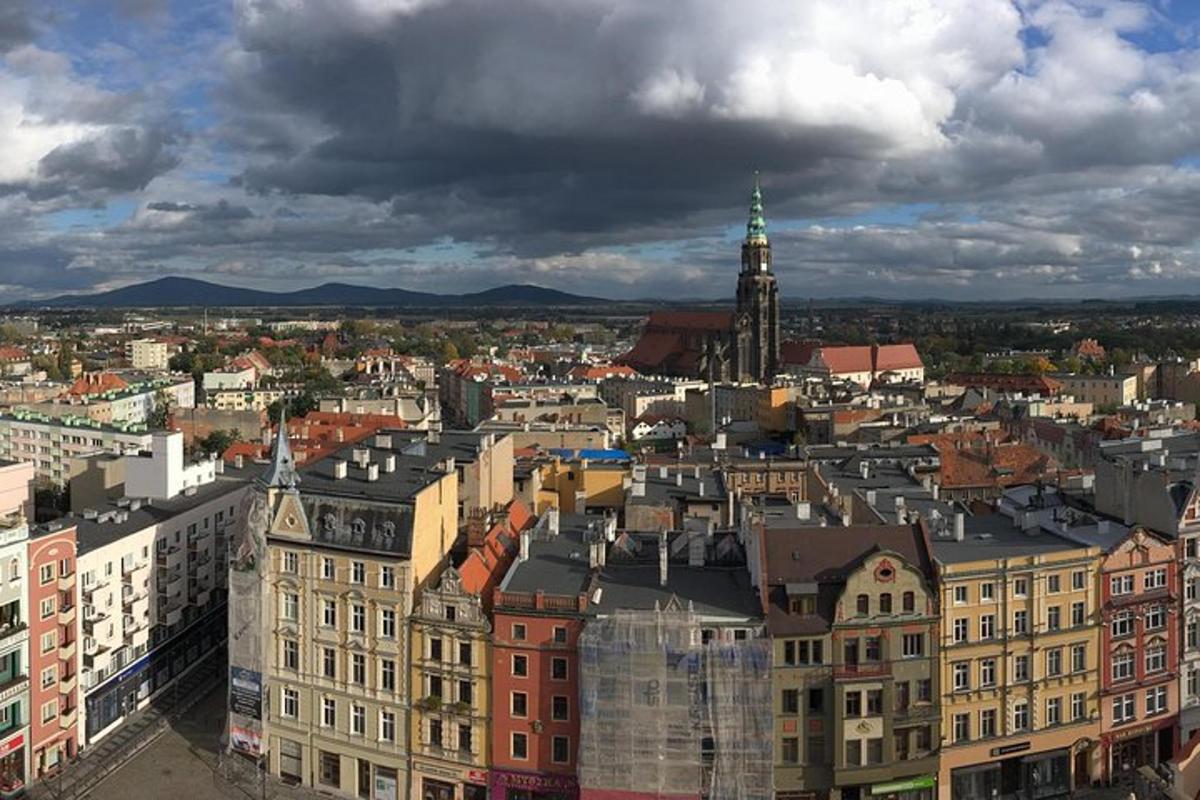 pohled na město s budovami a hodinovou věží