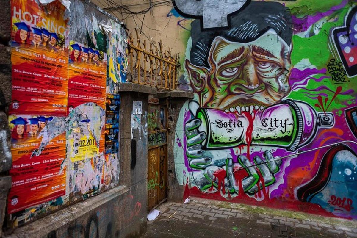 zeď pokrytá graffiti s obrazem muže držícího plechovku