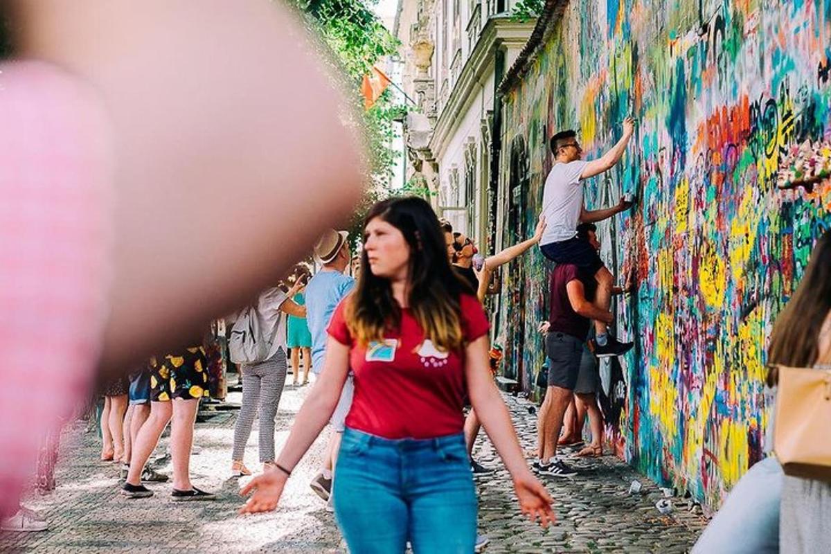 μια γυναίκα περπατάει σε έναν δρόμο μπροστά σε έναν τοίχο