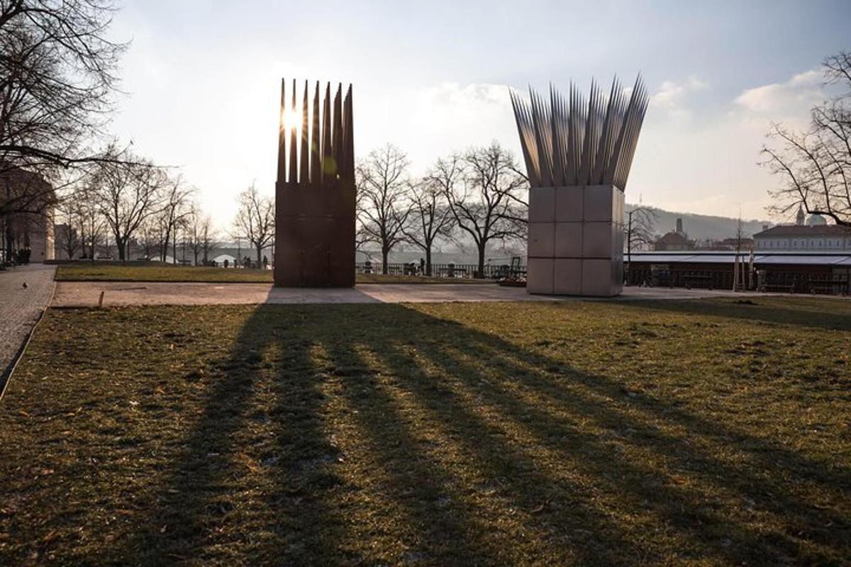 uma escultura no meio de um campo de grama