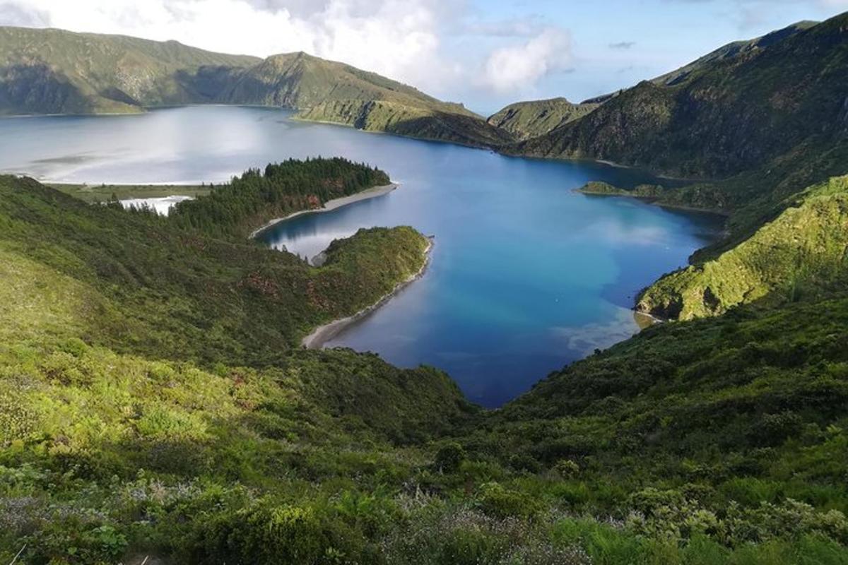 una vista di un lago craterico in montagna